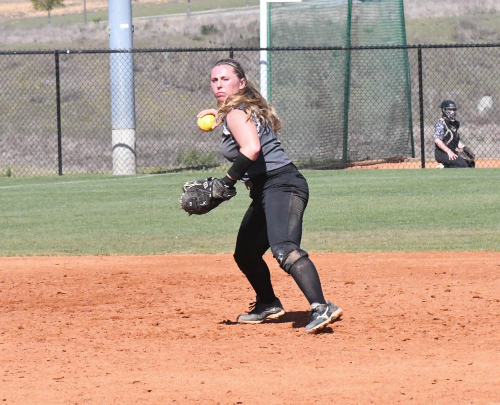 Photo for Softball Falls To Monmouth (Ill.), Mount Union On Day Three At The Spring Games image 14